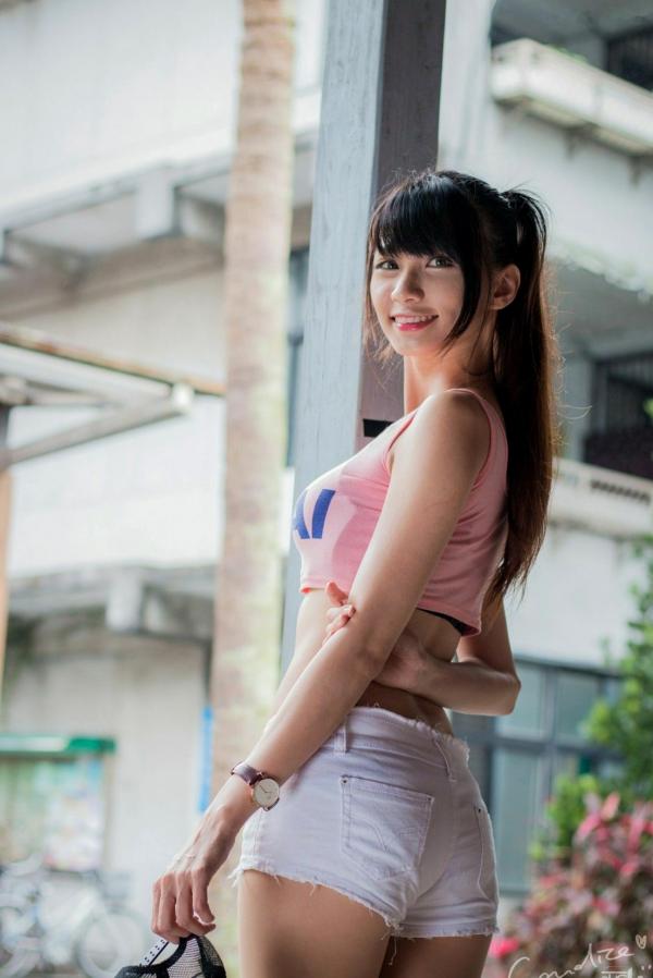 蔡譯心 蔡译心  台湾女神蔡译心气质写真：户外运动风穿搭，白色热裤展现修长美腿，清新活力少女感十足！第44张图片