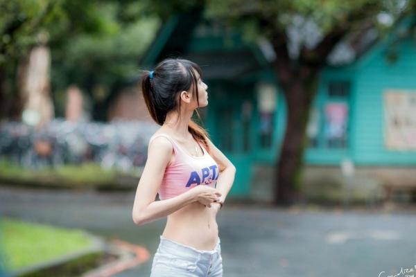 蔡譯心 蔡译心  台湾女神蔡译心气质写真：户外运动风穿搭，白色热裤展现修长美腿，清新活力少女感十足！第46张图片