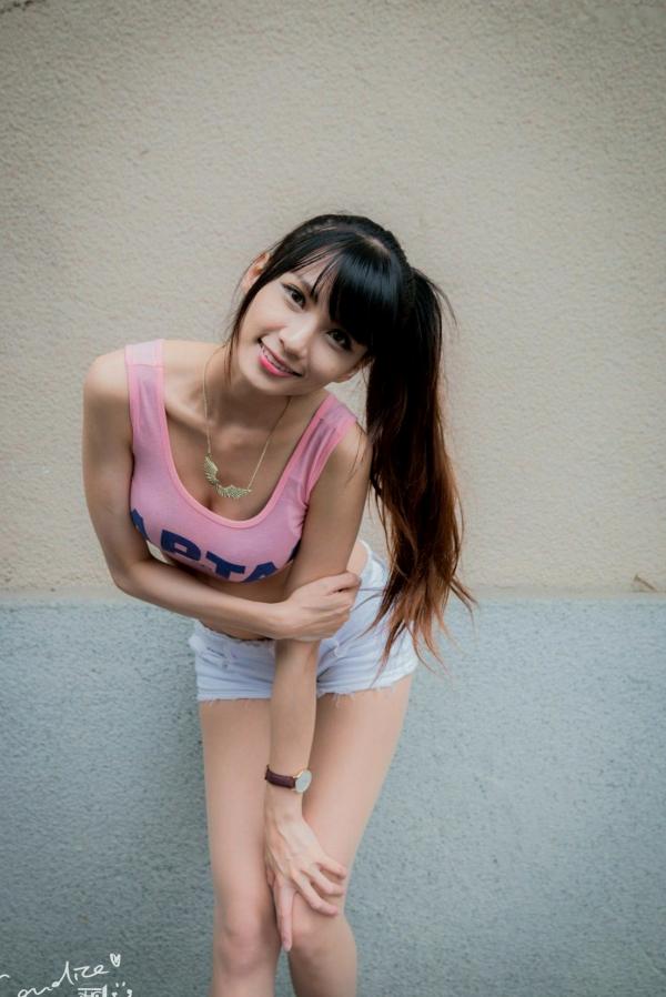蔡譯心 蔡译心  台湾女神蔡译心气质写真：户外运动风穿搭，白色热裤展现修长美腿，清新活力少女感十足！第49张图片