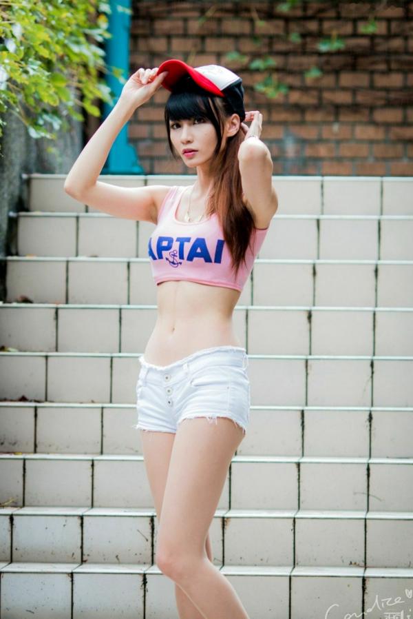 蔡譯心 蔡译心  台湾女神蔡译心气质写真：户外运动风穿搭，白色热裤展现修长美腿，清新活力少女感十足！第52张图片
