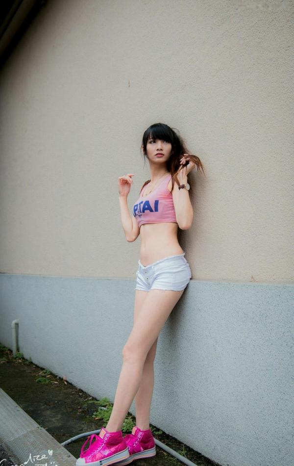 蔡譯心 蔡译心  台湾女神蔡译心气质写真：户外运动风穿搭，白色热裤展现修长美腿，清新活力少女感十足！第53张图片