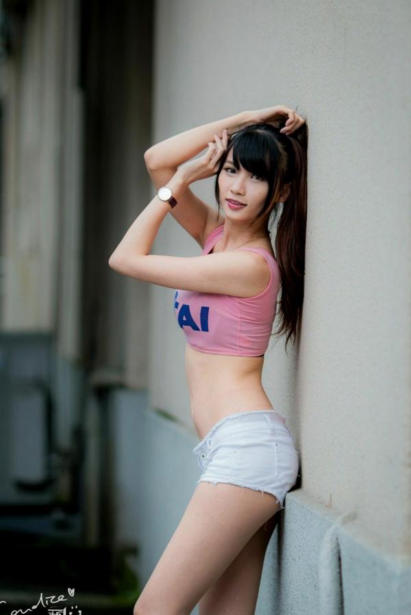 蔡譯心 蔡译心  台湾女神蔡译心气质写真：户外运动风穿搭，白色热裤展现修长美腿，清新活力少女感十足！第54张图片