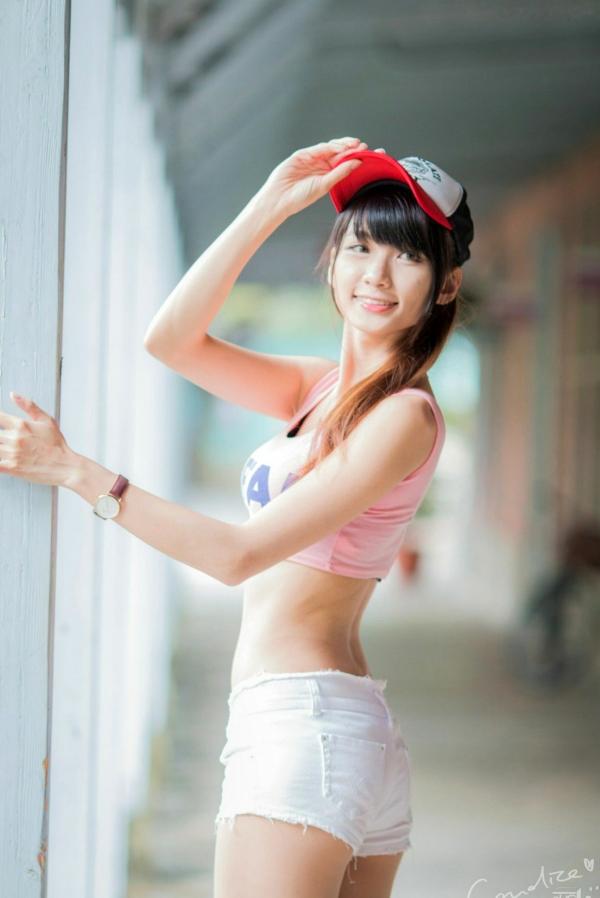 蔡譯心 蔡译心  台湾女神蔡译心气质写真：户外运动风穿搭，白色热裤展现修长美腿，清新活力少女感十足！第57张图片
