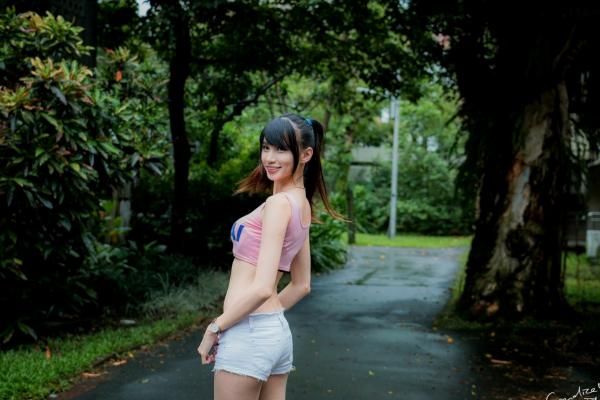 蔡譯心 蔡译心  台湾女神蔡译心气质写真：户外运动风穿搭，白色热裤展现修长美腿，清新活力少女感十足！第58张图片
