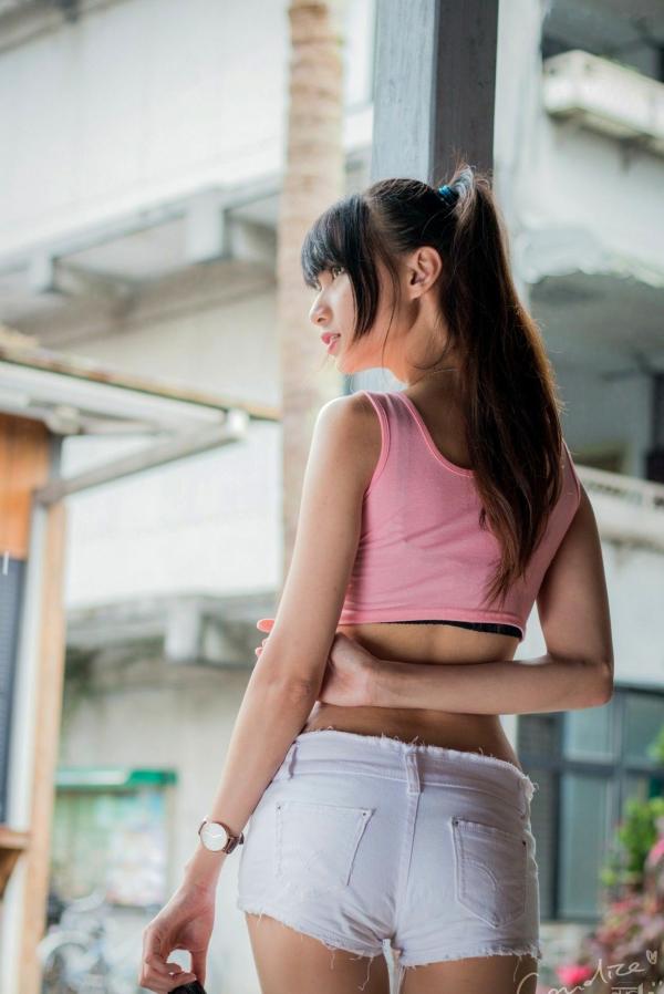 蔡譯心 蔡译心  台湾女神蔡译心气质写真：户外运动风穿搭，白色热裤展现修长美腿，清新活力少女感十足！第62张图片