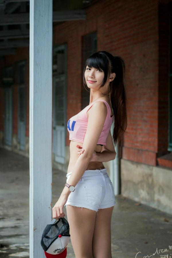 蔡譯心 蔡译心  台湾女神蔡译心气质写真：户外运动风穿搭，白色热裤展现修长美腿，清新活力少女感十足！第63张图片