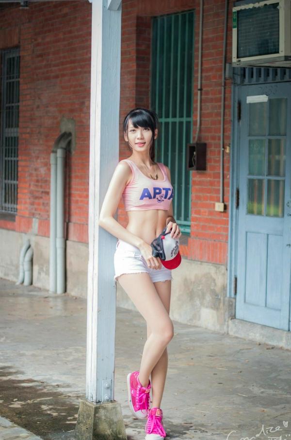蔡譯心 蔡译心  台湾女神蔡译心气质写真：户外运动风穿搭，白色热裤展现修长美腿，清新活力少女感十足！第64张图片