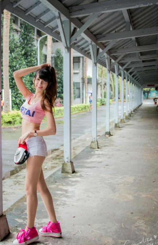 蔡譯心 蔡译心  台湾女神蔡译心气质写真：户外运动风穿搭，白色热裤展现修长美腿，清新活力少女感十足！第65张图片