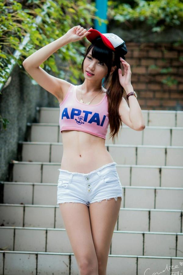 蔡譯心 蔡译心  台湾女神蔡译心气质写真：户外运动风穿搭，白色热裤展现修长美腿，清新活力少女感十足！第68张图片