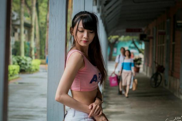 蔡譯心 蔡译心  台湾女神蔡译心气质写真：户外运动风穿搭，白色热裤展现修长美腿，清新活力少女感十足！第69张图片