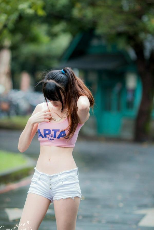 蔡譯心 蔡译心  台湾女神蔡译心气质写真：户外运动风穿搭，白色热裤展现修长美腿，清新活力少女感十足！第72张图片