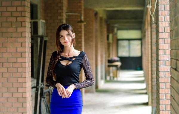 蔡譯心 蔡译心  台湾正妹蔡译心户外写真：青春学院风校服与简约时尚街拍，尽显修长美腿与纤细骨感美第7张图片