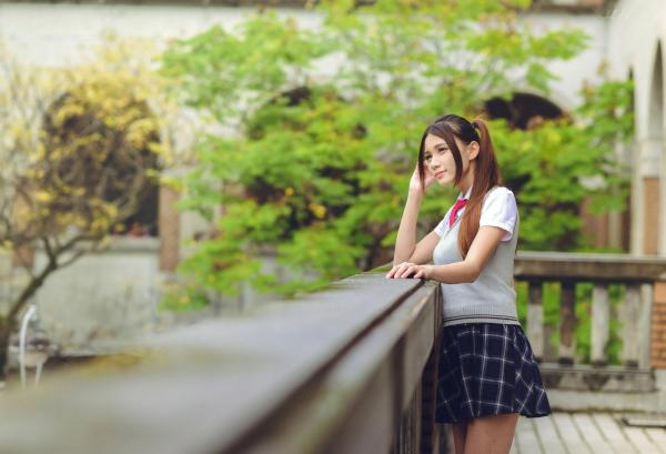 蔡譯心 蔡译心  台湾正妹蔡译心户外写真：青春学院风校服与简约时尚街拍，尽显修长美腿与纤细骨感美第16张图片