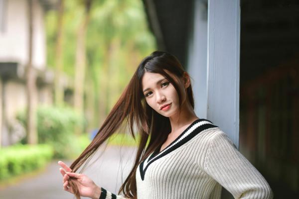 蔡譯心 蔡译心  台湾正妹蔡译心户外写真：青春学院风校服与简约时尚街拍，尽显修长美腿与纤细骨感美第26张图片