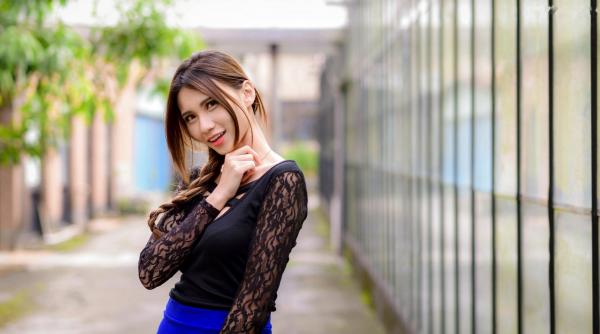 蔡譯心 蔡译心  台湾正妹蔡译心户外写真：青春学院风校服与简约时尚街拍，尽显修长美腿与纤细骨感美第34张图片