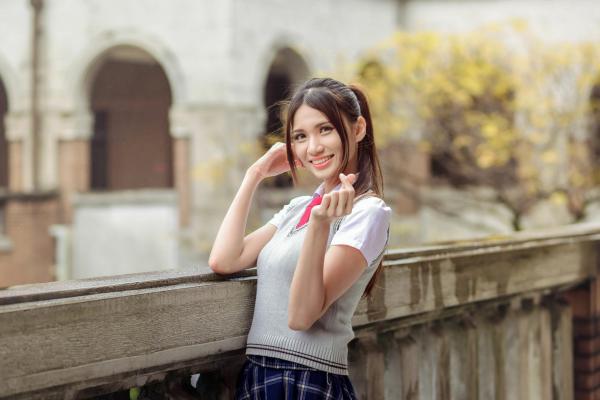 蔡譯心 蔡译心  台湾正妹蔡译心户外写真：青春学院风校服与简约时尚街拍，尽显修长美腿与纤细骨感美第42张图片