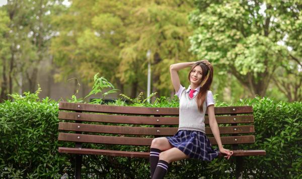 蔡譯心 蔡译心  台湾正妹蔡译心户外写真：青春学院风校服与简约时尚街拍，尽显修长美腿与纤细骨感美第43张图片