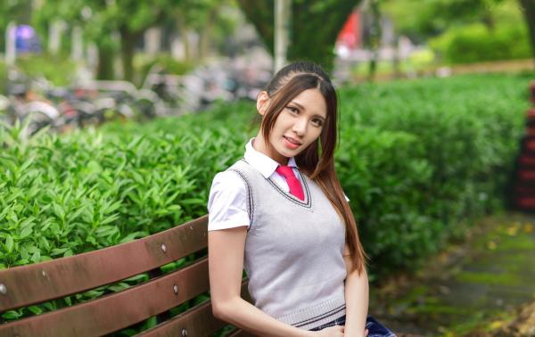 蔡譯心 蔡译心  台湾正妹蔡译心户外写真：青春学院风校服与简约时尚街拍，尽显修长美腿与纤细骨感美第46张图片