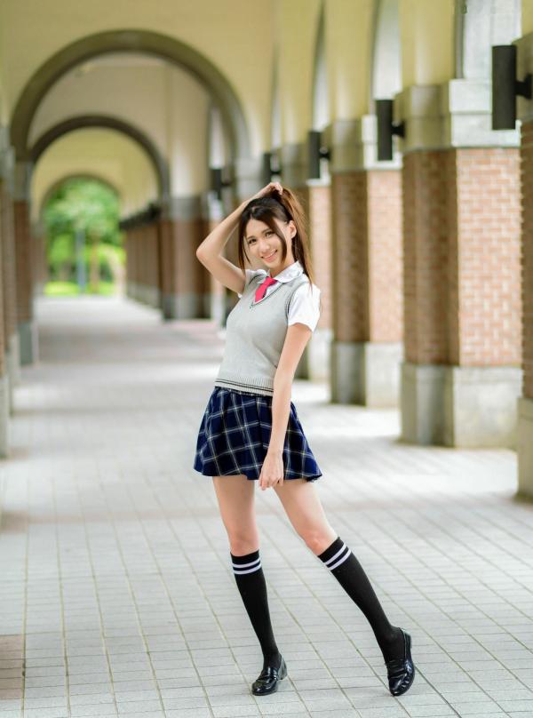 蔡譯心 蔡译心  台湾正妹蔡译心户外写真：青春学院风校服与简约时尚街拍，尽显修长美腿与纤细骨感美第56张图片