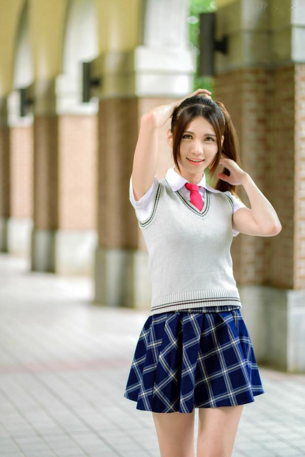 蔡譯心 蔡译心  台湾正妹蔡译心户外写真：青春学院风校服与简约时尚街拍，尽显修长美腿与纤细骨感美第58张图片