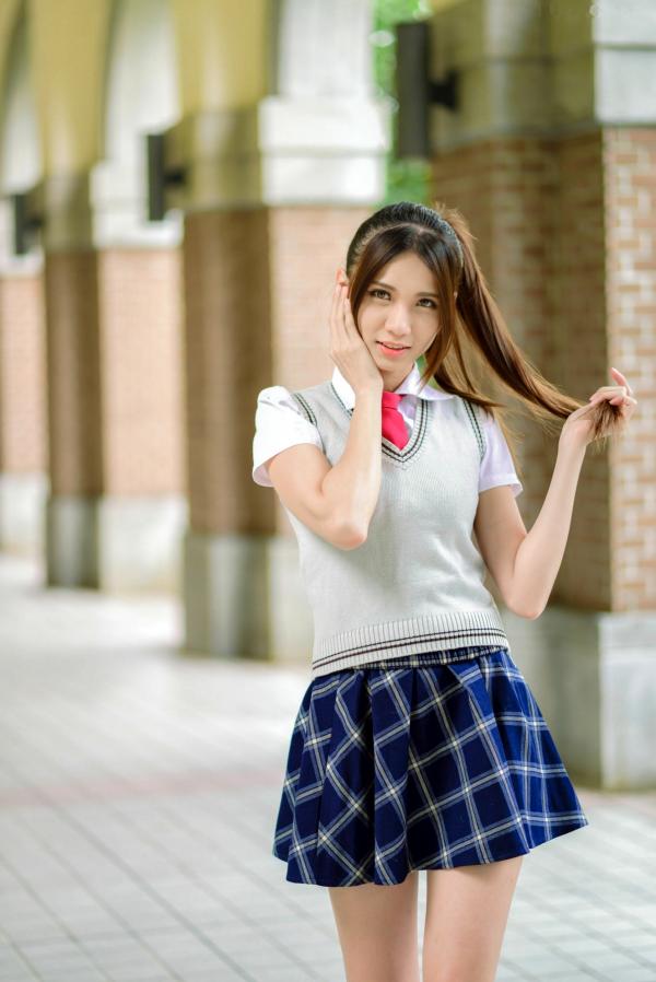 蔡譯心 蔡译心  台湾正妹蔡译心户外写真：青春学院风校服与简约时尚街拍，尽显修长美腿与纤细骨感美第59张图片
