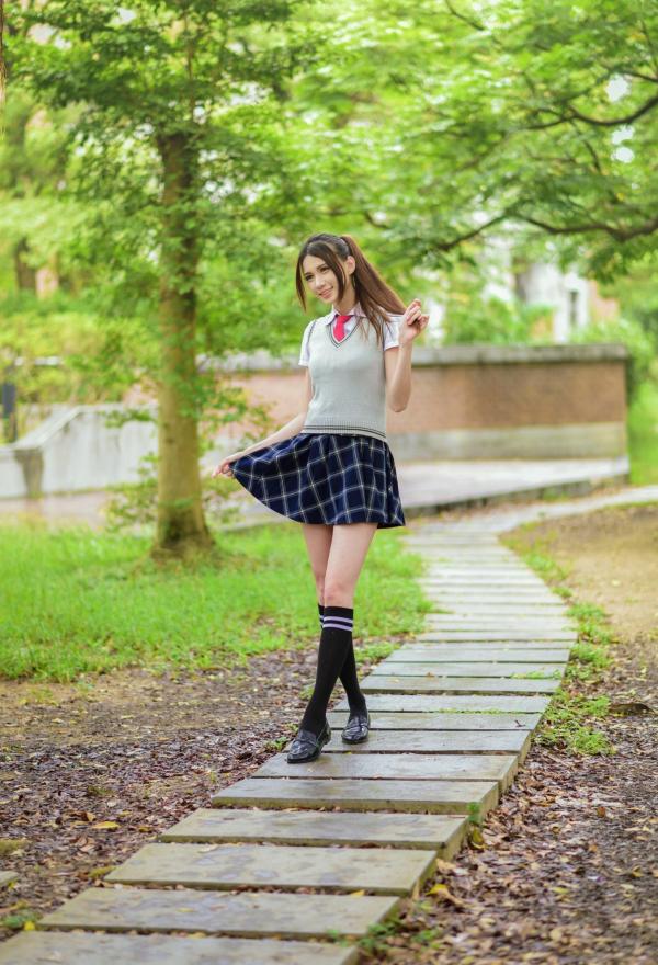 蔡譯心 蔡译心  台湾正妹蔡译心户外写真：青春学院风校服与简约时尚街拍，尽显修长美腿与纤细骨感美第69张图片