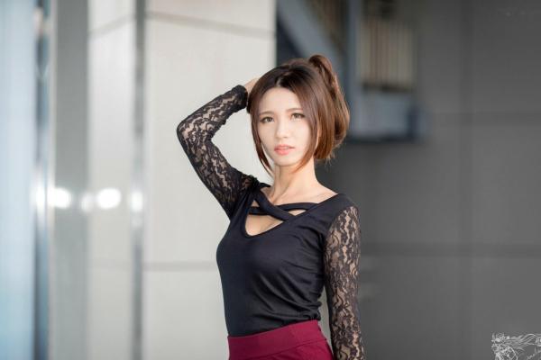 蔡譯心 蔡译心  台湾正妹蔡译心户外写真：青春学院风校服与简约时尚街拍，尽显修长美腿与纤细骨感美第80张图片