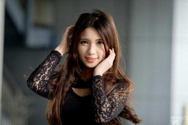 蔡譯心 蔡译心  台湾正妹蔡译心户外写真：青春学院风校服与简约时尚街拍，尽显修长美腿与纤细骨感美第82张图片