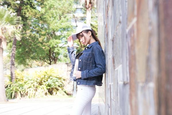 蔡譯心 蔡译心  台湾女神蔡译心 信义区街拍写真 牛仔外套配白色紧身裤尽显长腿诱惑 [62P]第2张图片