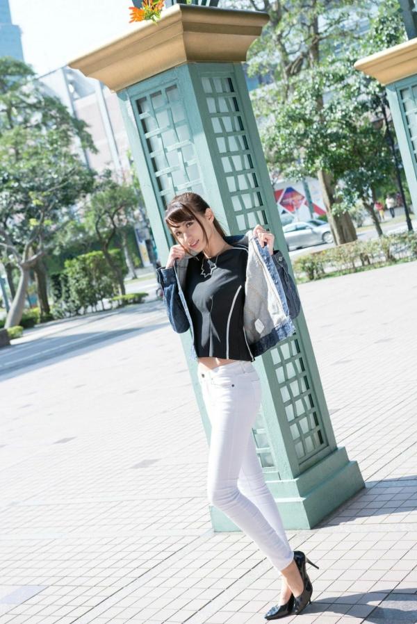 蔡譯心 蔡译心  台湾女神蔡译心 信义区街拍写真 牛仔外套配白色紧身裤尽显长腿诱惑 [62P]第25张图片