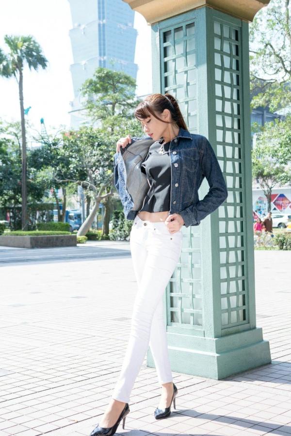 蔡譯心 蔡译心  台湾女神蔡译心 信义区街拍写真 牛仔外套配白色紧身裤尽显长腿诱惑 [62P]第29张图片
