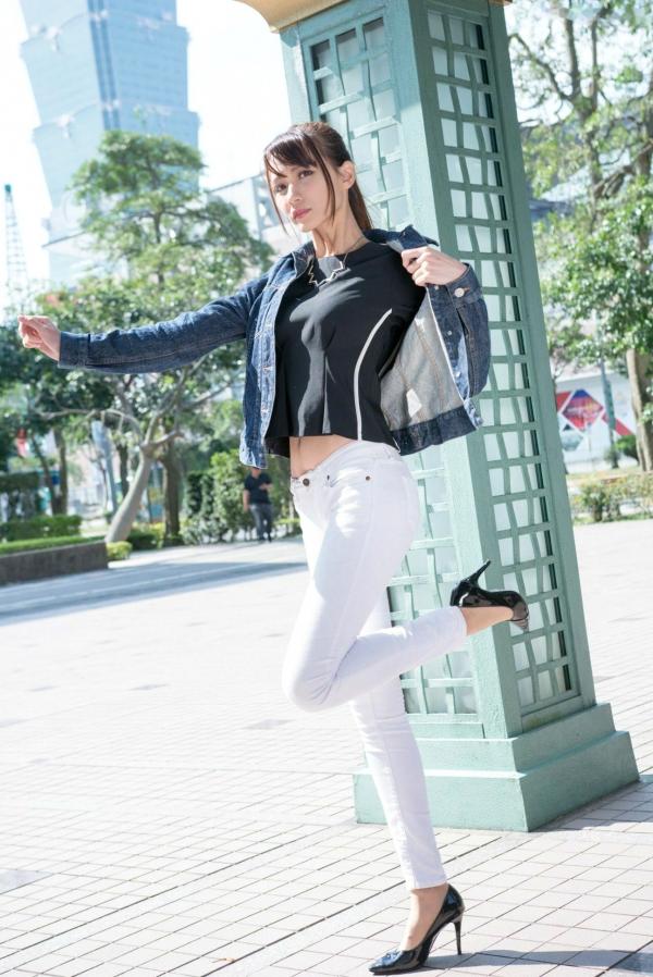 蔡譯心 蔡译心  台湾女神蔡译心 信义区街拍写真 牛仔外套配白色紧身裤尽显长腿诱惑 [62P]第31张图片