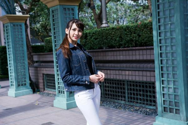 蔡譯心 蔡译心  台湾女神蔡译心 信义区街拍写真 牛仔外套配白色紧身裤尽显长腿诱惑 [62P]第34张图片