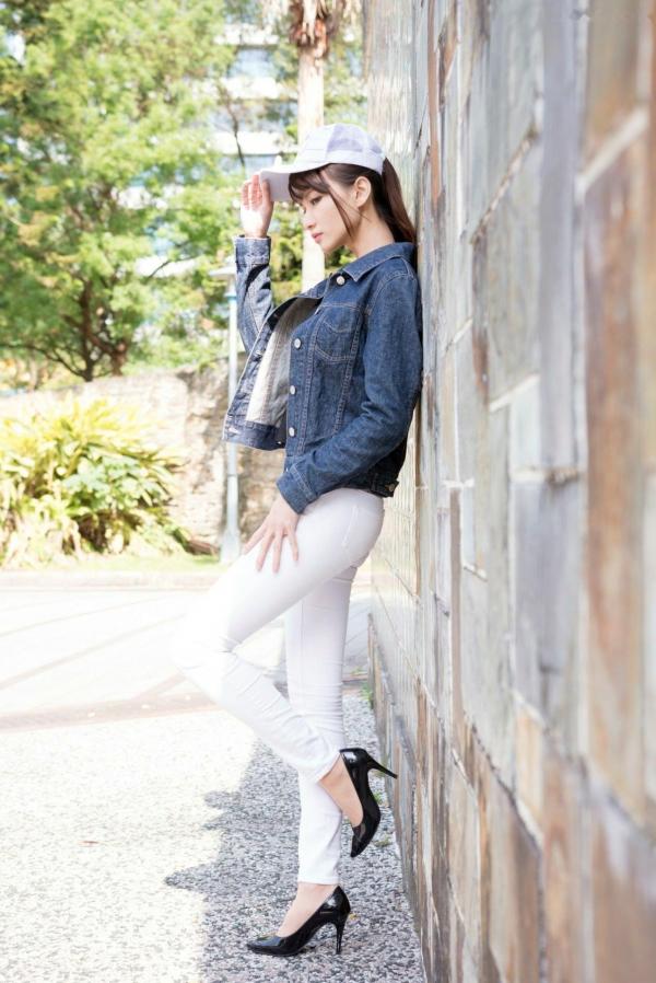蔡譯心 蔡译心  台湾女神蔡译心 信义区街拍写真 牛仔外套配白色紧身裤尽显长腿诱惑 [62P]第36张图片