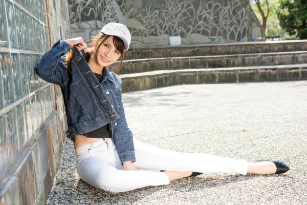 蔡譯心 蔡译心  台湾女神蔡译心 信义区街拍写真 牛仔外套配白色紧身裤尽显长腿诱惑 [62P]第40张图片