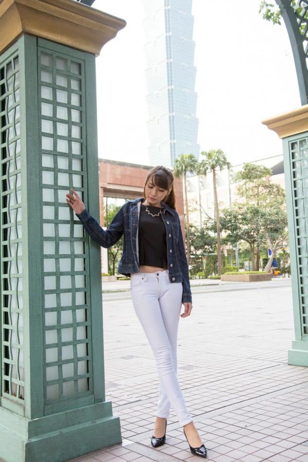 蔡譯心 蔡译心  台湾女神蔡译心 信义区街拍写真 牛仔外套配白色紧身裤尽显长腿诱惑 [62P]第54张图片
