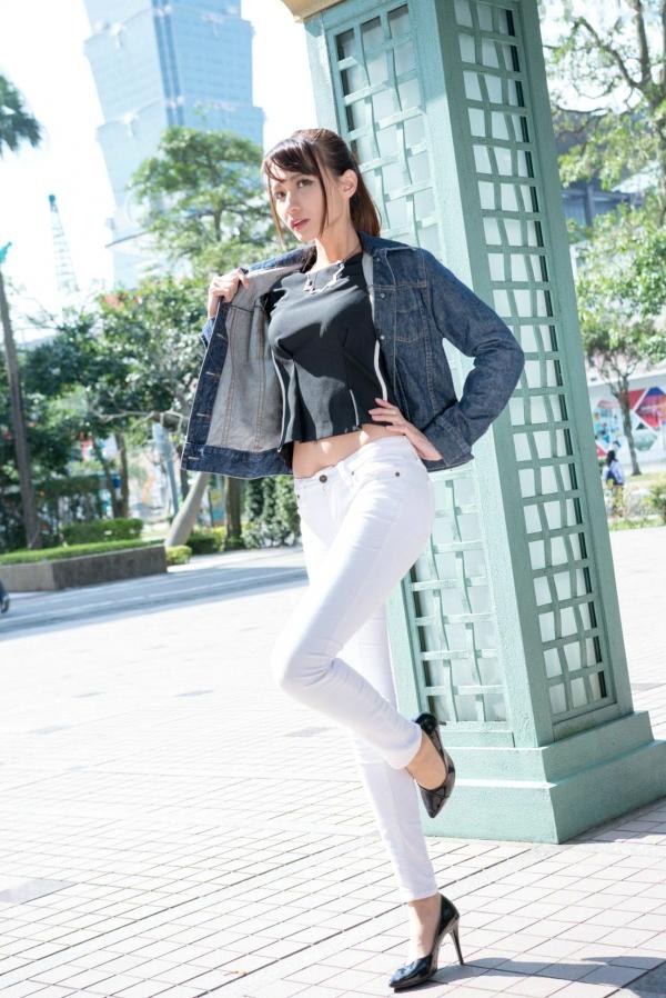 蔡譯心 蔡译心  台湾女神蔡译心 信义区街拍写真 牛仔外套配白色紧身裤尽显长腿诱惑 [62P]第56张图片