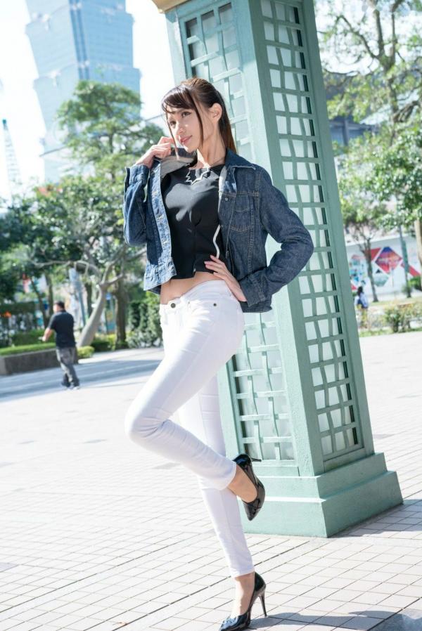 蔡譯心 蔡译心  台湾女神蔡译心 信义区街拍写真 牛仔外套配白色紧身裤尽显长腿诱惑 [62P]第57张图片
