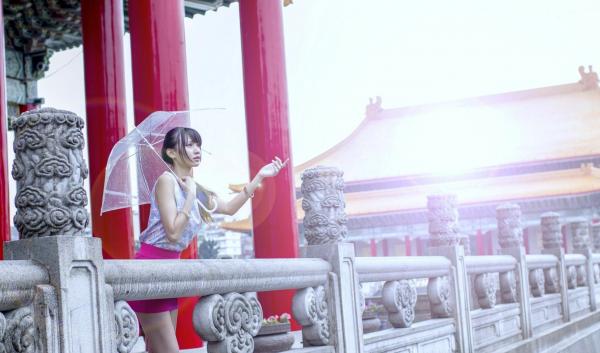 蔡譯心 蔡译心  台湾正妹蔡译心：中正纪念堂与富锦街时尚街拍，优雅女神的修长美腿时装秀第3张图片