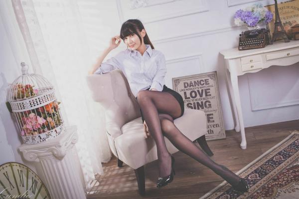 蔡譯心 蔡译心  台湾正妹蔡译心高冷御姐范棚拍写真，黑丝美腿搭配包臀裙诱惑无限，修长骨感身材尽显名模气质第5张图片