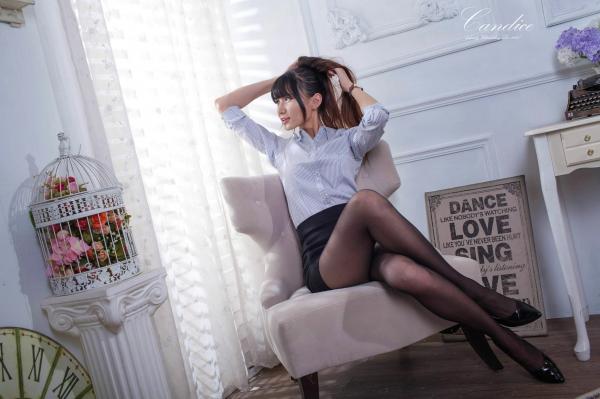 蔡譯心 蔡译心  台湾正妹蔡译心高冷御姐范棚拍写真，黑丝美腿搭配包臀裙诱惑无限，修长骨感身材尽显名模气质第8张图片