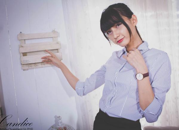 蔡譯心 蔡译心  台湾正妹蔡译心高冷御姐范棚拍写真，黑丝美腿搭配包臀裙诱惑无限，修长骨感身材尽显名模气质第17张图片