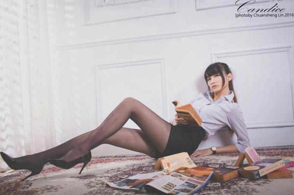 蔡譯心 蔡译心  台湾正妹蔡译心高冷御姐范棚拍写真，黑丝美腿搭配包臀裙诱惑无限，修长骨感身材尽显名模气质第42张图片