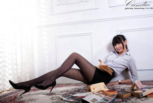 蔡譯心 蔡译心  台湾正妹蔡译心高冷御姐范棚拍写真，黑丝美腿搭配包臀裙诱惑无限，修长骨感身材尽显名模气质第43张图片