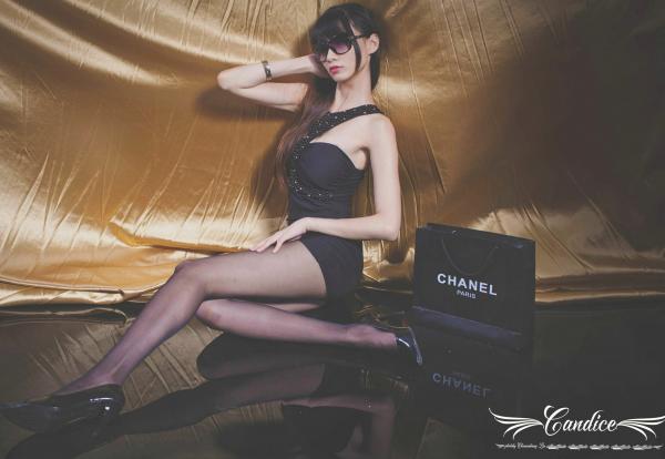 蔡譯心 蔡译心  台湾正妹蔡译心高冷御姐范棚拍写真，黑丝美腿搭配包臀裙诱惑无限，修长骨感身材尽显名模气质第65张图片