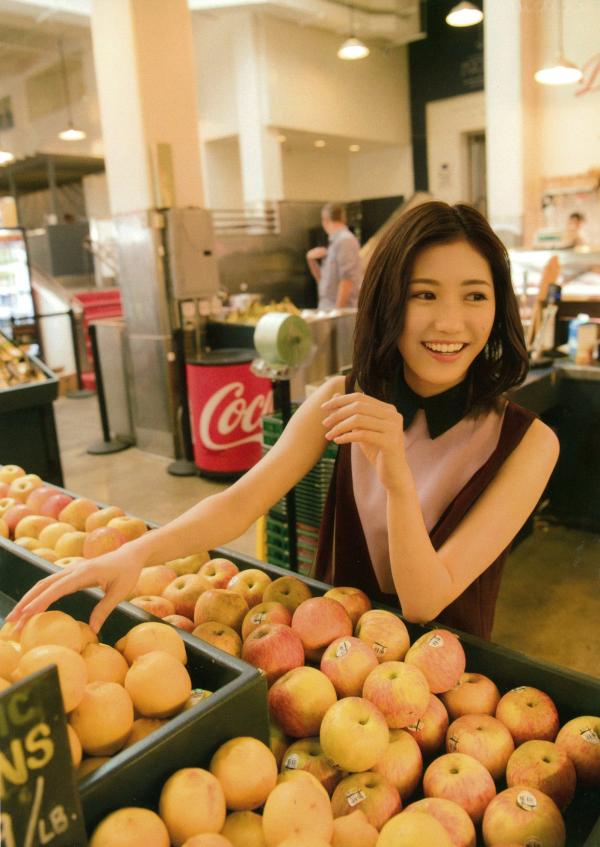 渡辺麻友 渡边麻友  渡辺麻友写真集《知らないうちに》：泳装夏日清凉、超市生活感与居家私房美图，日系少女纯美写真合集[113P]第19张图片