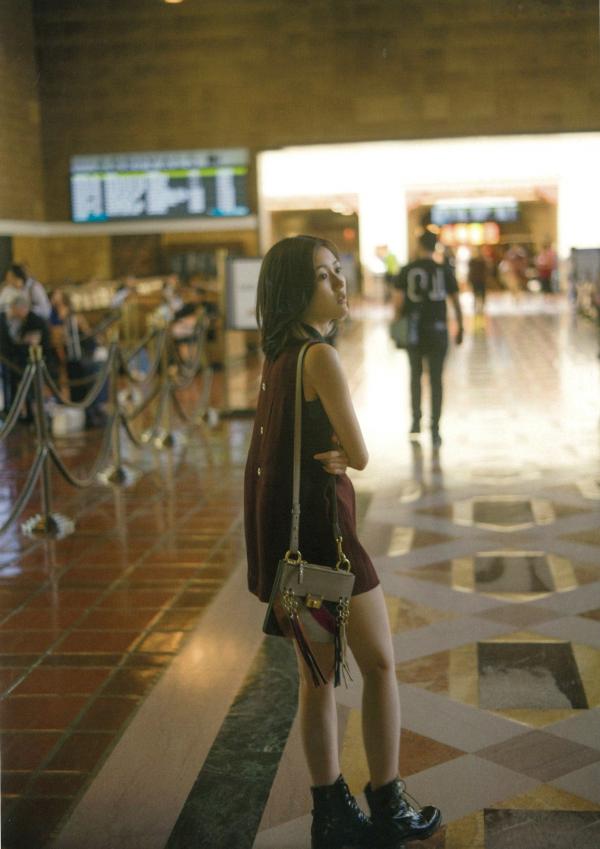 渡辺麻友 渡边麻友  渡辺麻友写真集《知らないうちに》：泳装夏日清凉、超市生活感与居家私房美图，日系少女纯美写真合集[113P]第92张图片