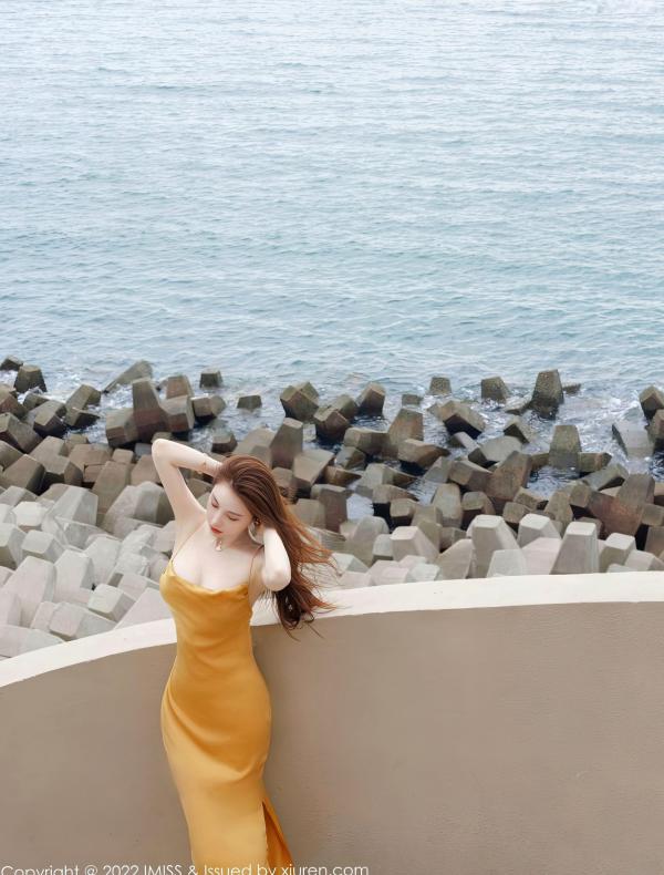 劉奕寧 刘奕宁  IMiss爱蜜社-刘奕宁：海边清纯系写真，白色露背长裙演绎夏日度假风，时尚休闲白裤穿搭尽显修长身材，清秀甜美户外私房大尺度美图第22张图片