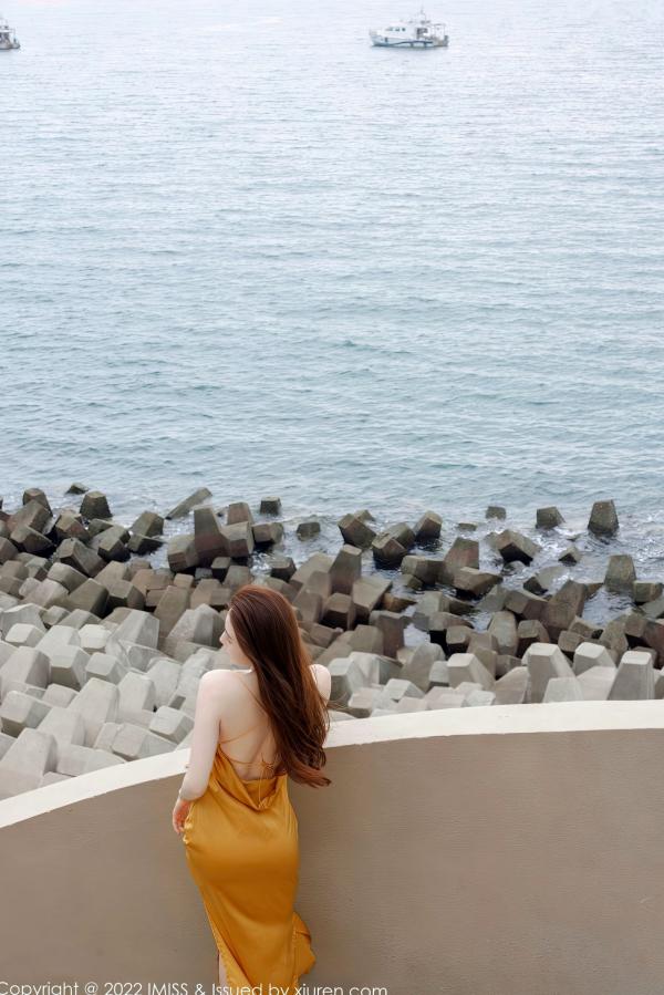 劉奕寧 刘奕宁  IMiss爱蜜社-刘奕宁：海边清纯系写真，白色露背长裙演绎夏日度假风，时尚休闲白裤穿搭尽显修长身材，清秀甜美户外私房大尺度美图第23张图片