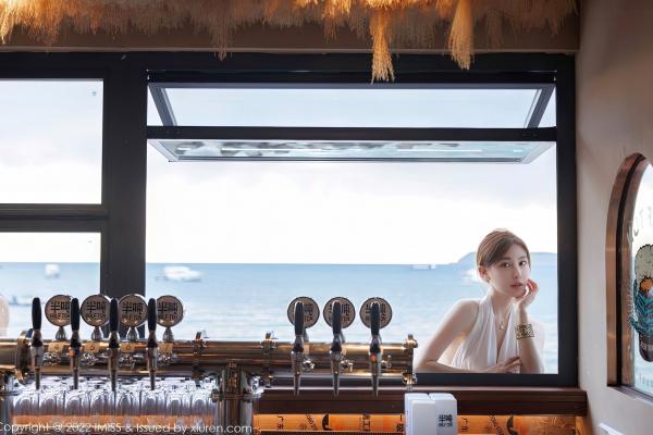 劉奕寧 刘奕宁  IMiss爱蜜社-刘奕宁：海边清纯系写真，白色露背长裙演绎夏日度假风，时尚休闲白裤穿搭尽显修长身材，清秀甜美户外私房大尺度美图第30张图片